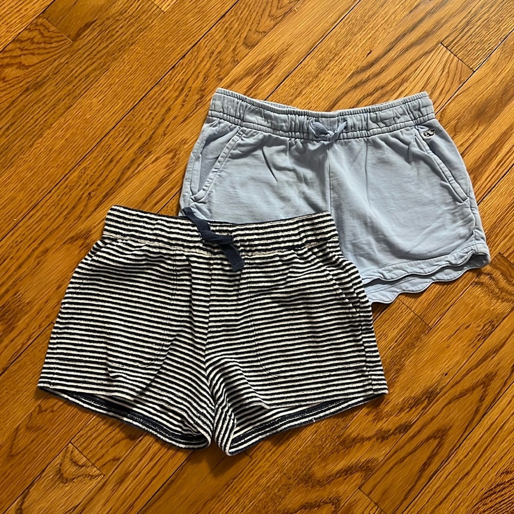 Good condition Vineyard Vines Short plus free T-shirt